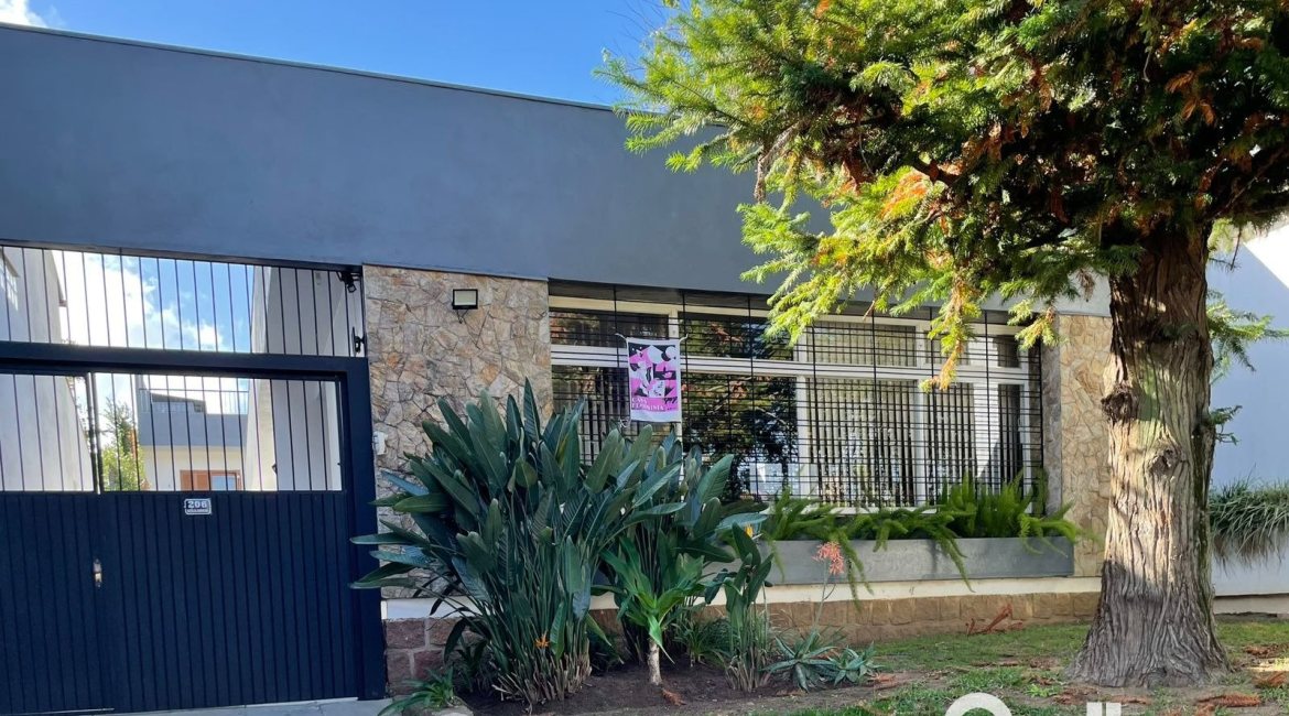 Casa à venda com 226m², 3 dormitórios, 1 suíte, 2 vagas, no bairro Tristeza em Porto Alegre