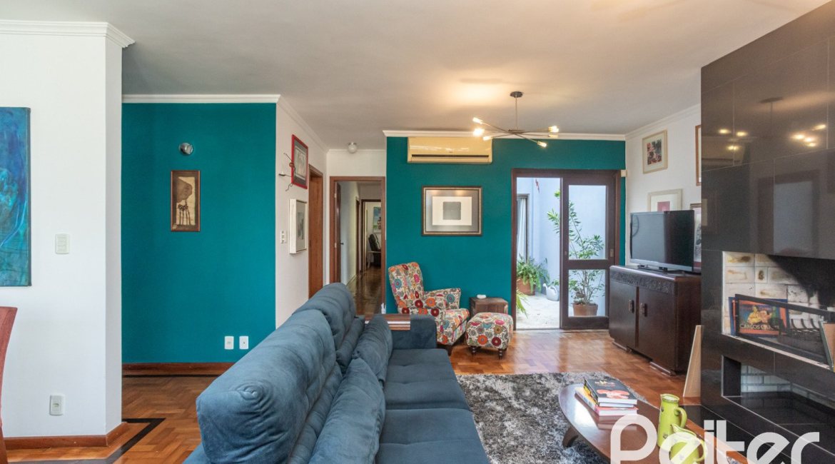 Casa à venda com 226m², 3 dormitórios, 1 suíte, 2 vagas, no bairro Tristeza em Porto Alegre