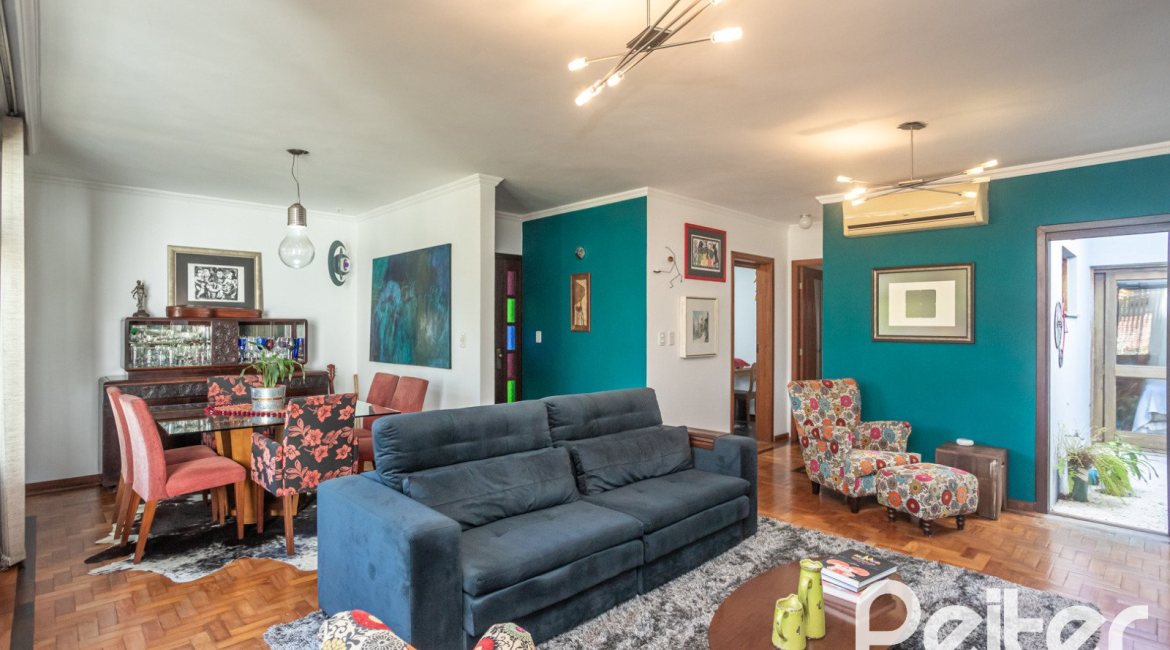 Casa à venda com 226m², 3 dormitórios, 1 suíte, 2 vagas, no bairro Tristeza em Porto Alegre