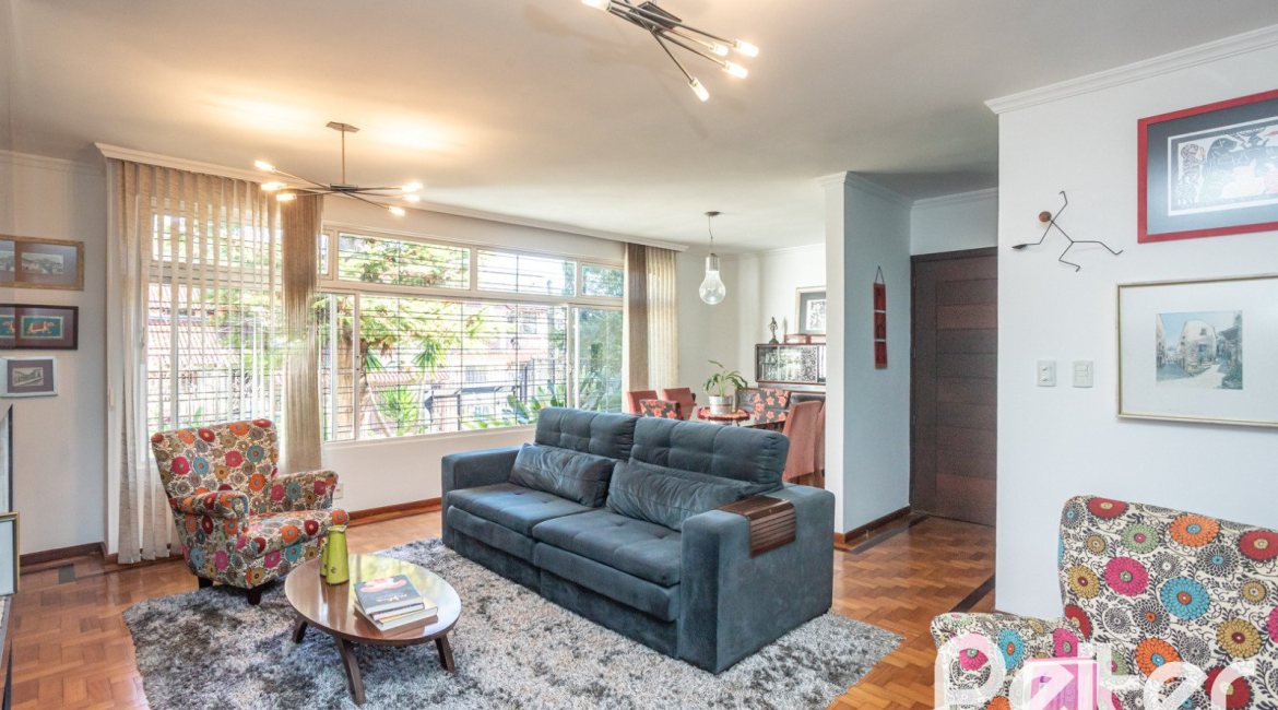 Casa à venda com 226m², 3 dormitórios, 1 suíte, 2 vagas, no bairro Tristeza em Porto Alegre