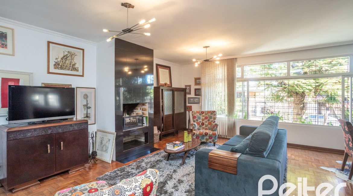 Casa à venda com 226m², 3 dormitórios, 1 suíte, 2 vagas, no bairro Tristeza em Porto Alegre