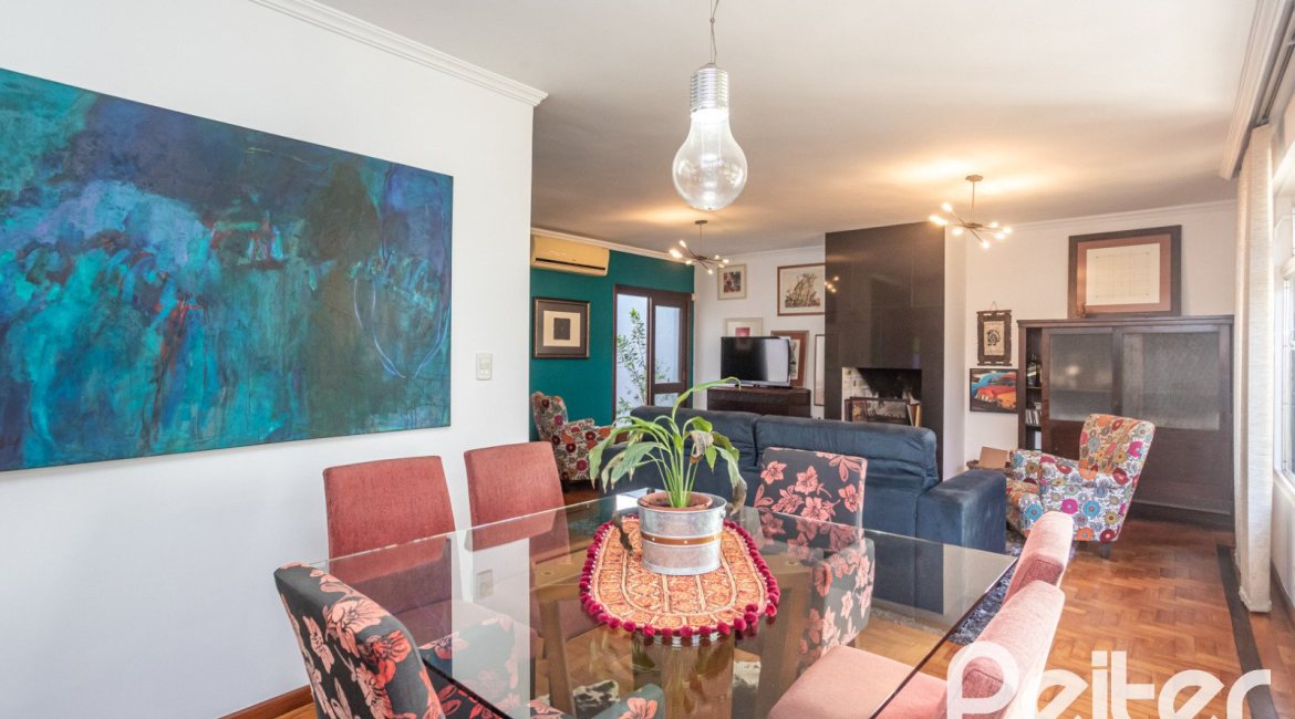 Casa à venda com 226m², 3 dormitórios, 1 suíte, 2 vagas, no bairro Tristeza em Porto Alegre