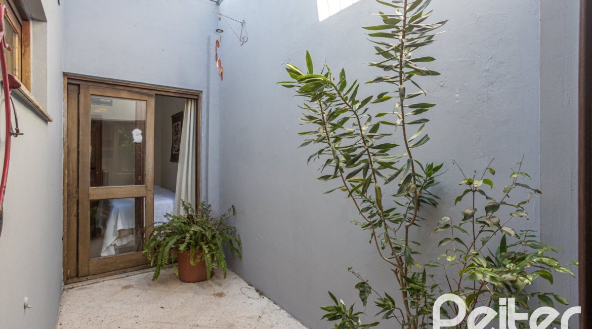 Casa à venda com 226m², 3 dormitórios, 1 suíte, 2 vagas, no bairro Tristeza em Porto Alegre