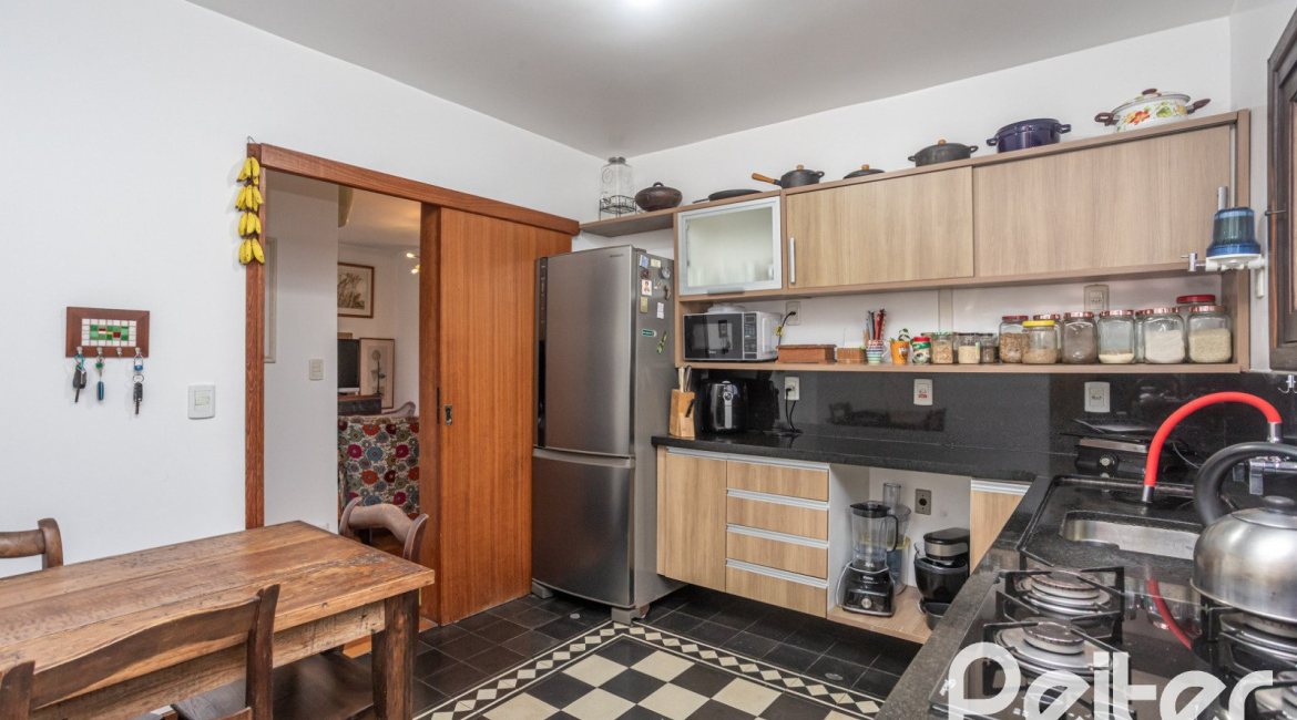 Casa à venda com 226m², 3 dormitórios, 1 suíte, 2 vagas, no bairro Tristeza em Porto Alegre