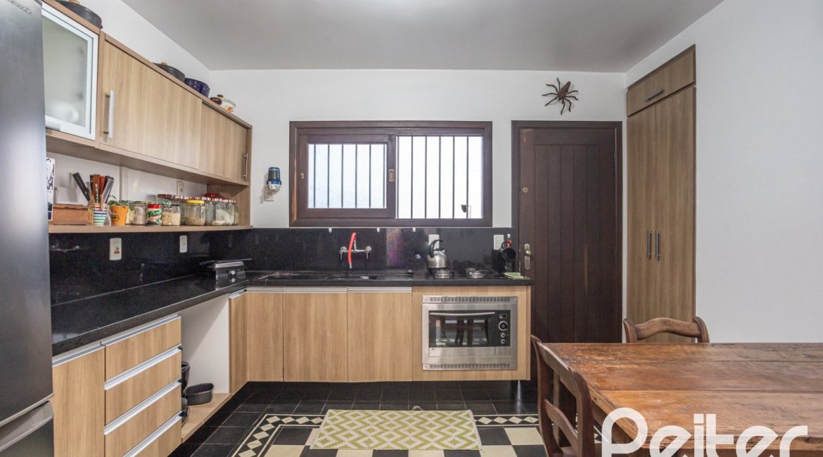 Casa à venda com 226m², 3 dormitórios, 1 suíte, 2 vagas, no bairro Tristeza em Porto Alegre