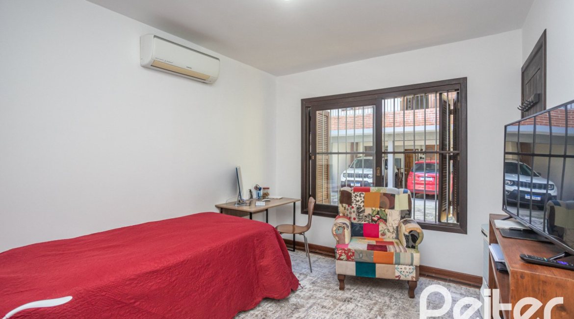 Casa à venda com 226m², 3 dormitórios, 1 suíte, 2 vagas, no bairro Tristeza em Porto Alegre