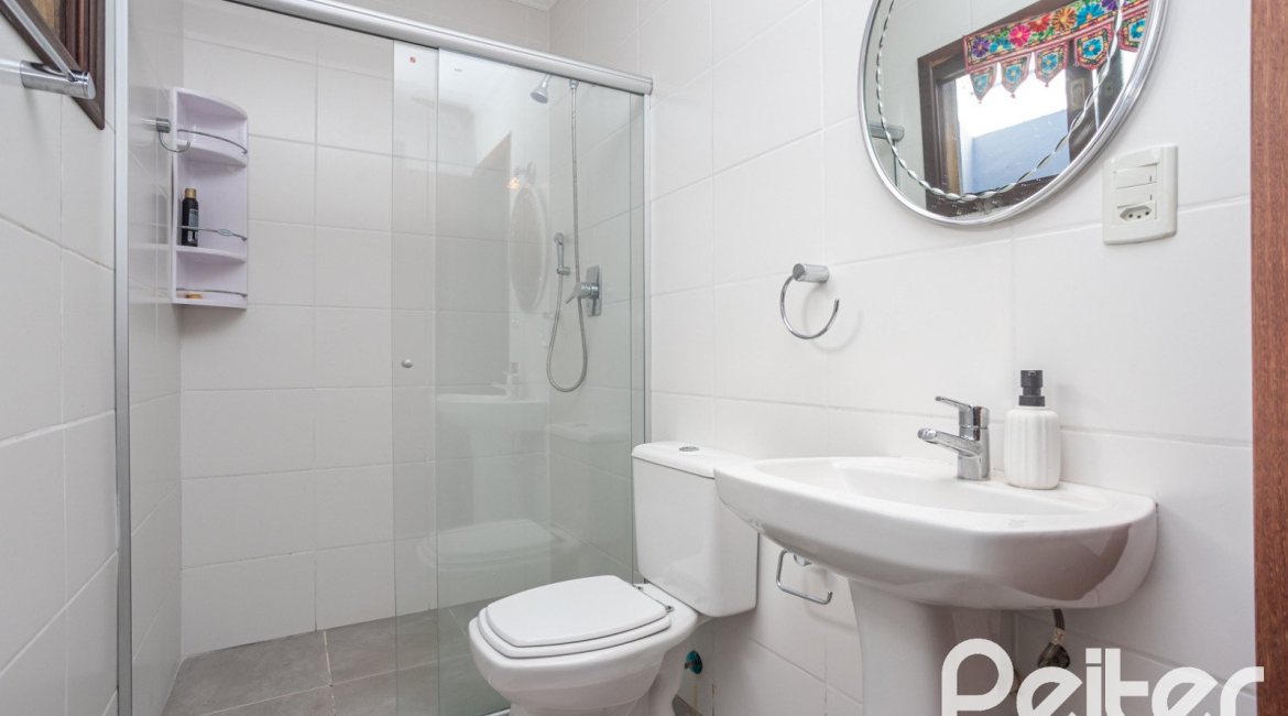 Casa à venda com 226m², 3 dormitórios, 1 suíte, 2 vagas, no bairro Tristeza em Porto Alegre