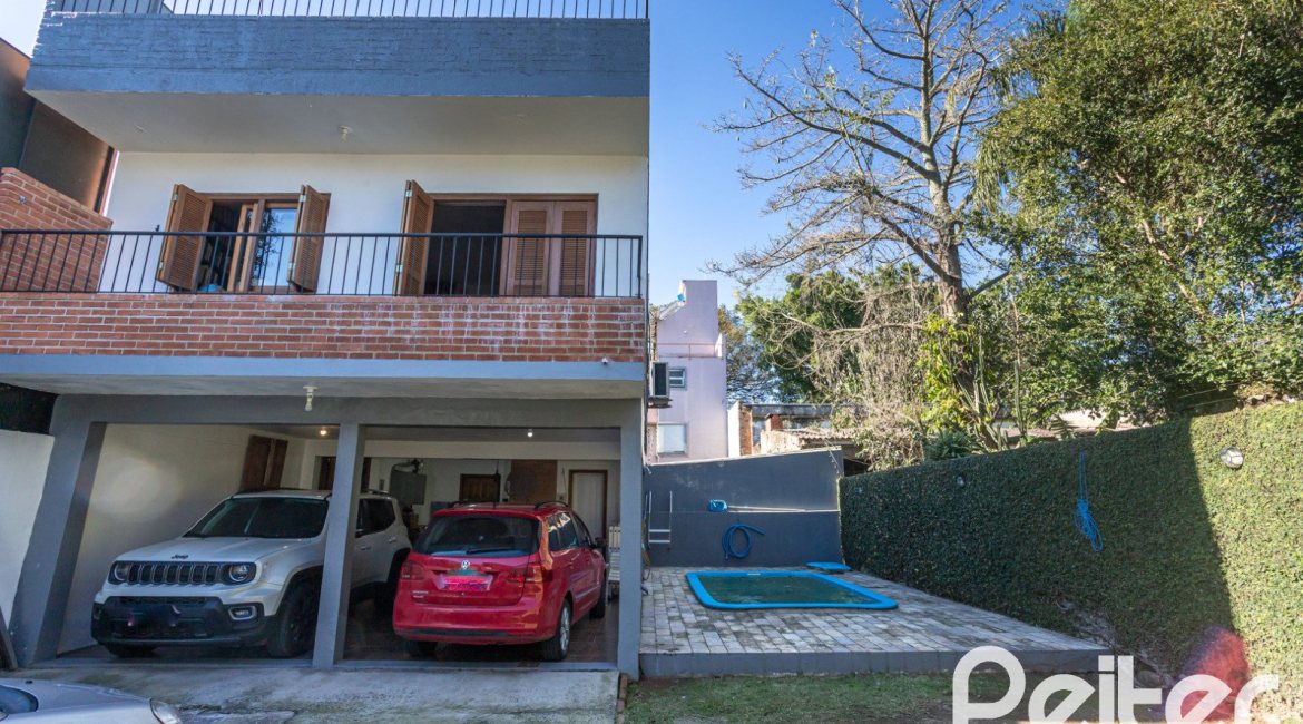 Casa à venda com 226m², 3 dormitórios, 1 suíte, 2 vagas, no bairro Tristeza em Porto Alegre