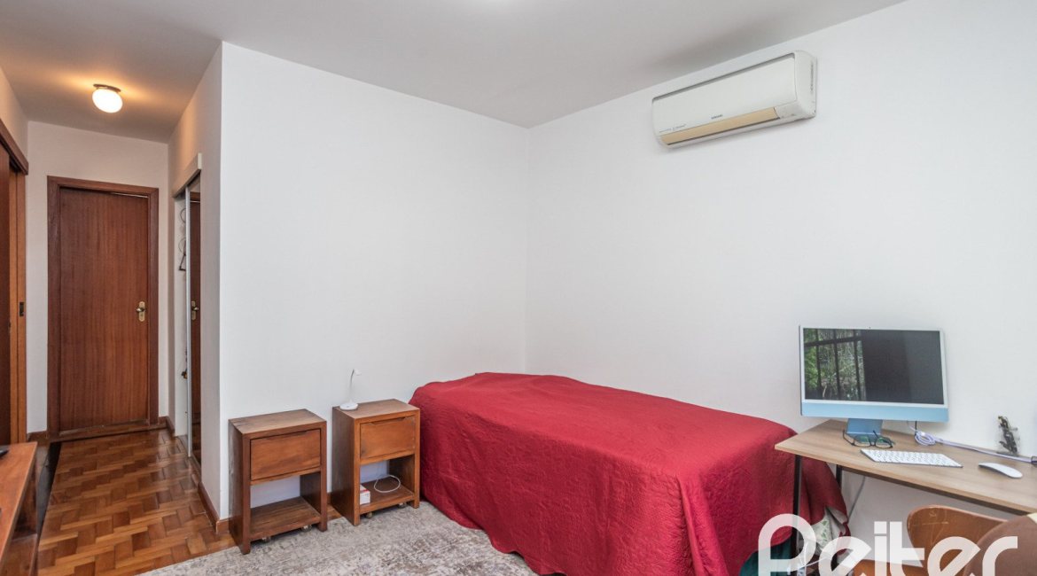 Casa à venda com 226m², 3 dormitórios, 1 suíte, 2 vagas, no bairro Tristeza em Porto Alegre