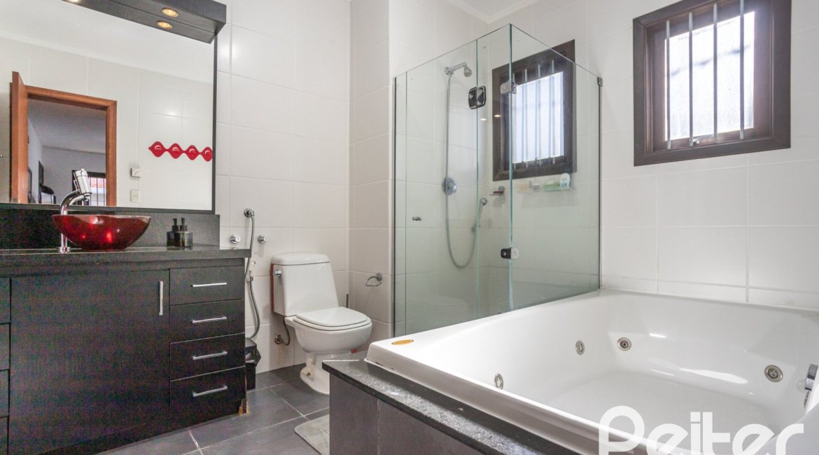 Casa à venda com 226m², 3 dormitórios, 1 suíte, 2 vagas, no bairro Tristeza em Porto Alegre