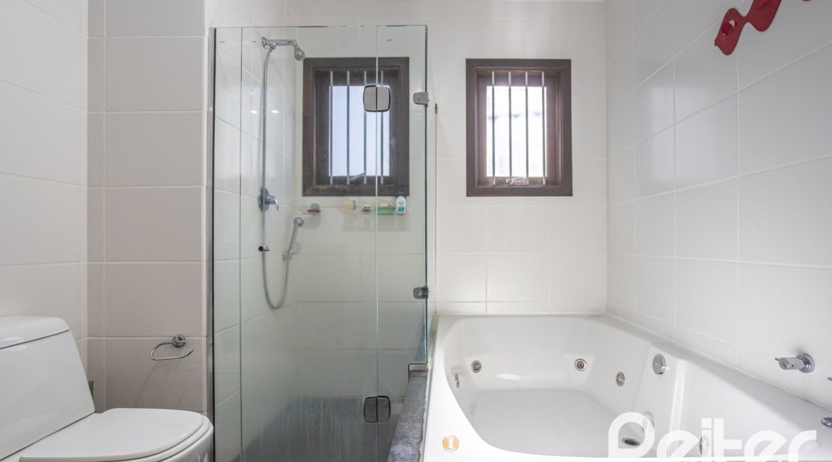 Casa à venda com 226m², 3 dormitórios, 1 suíte, 2 vagas, no bairro Tristeza em Porto Alegre