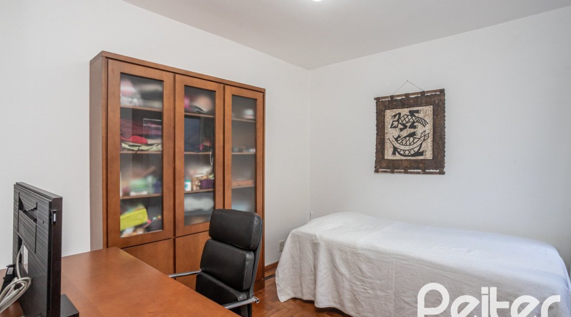 Casa à venda com 226m², 3 dormitórios, 1 suíte, 2 vagas, no bairro Tristeza em Porto Alegre