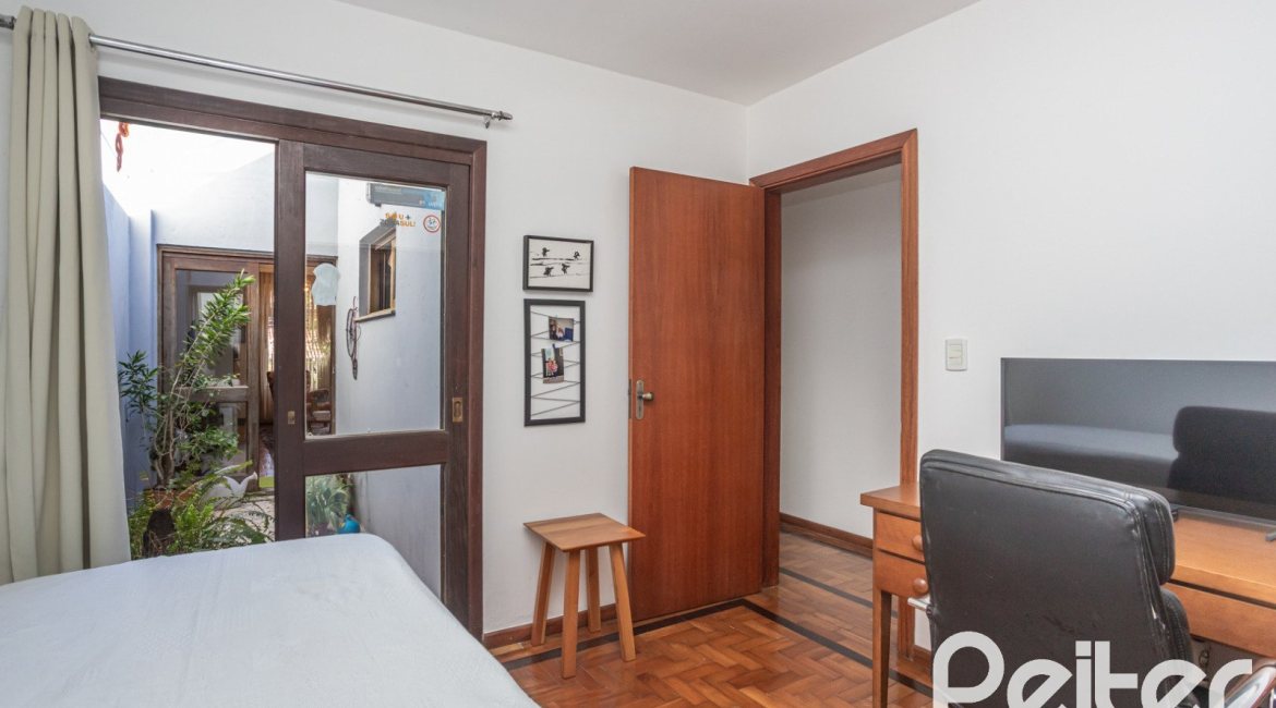 Casa à venda com 226m², 3 dormitórios, 1 suíte, 2 vagas, no bairro Tristeza em Porto Alegre