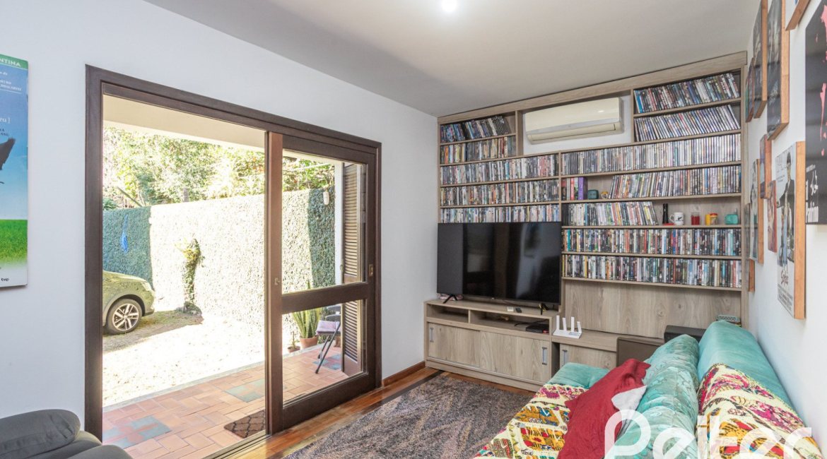 Casa à venda com 226m², 3 dormitórios, 1 suíte, 2 vagas, no bairro Tristeza em Porto Alegre