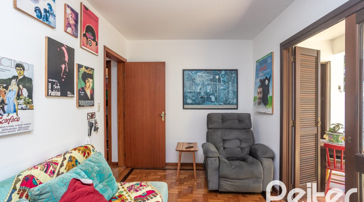 Casa à venda com 226m², 3 dormitórios, 1 suíte, 2 vagas, no bairro Tristeza em Porto Alegre