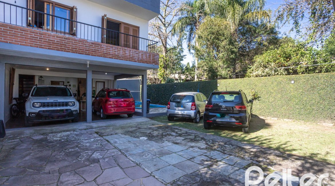 Casa à venda com 226m², 3 dormitórios, 1 suíte, 2 vagas, no bairro Tristeza em Porto Alegre