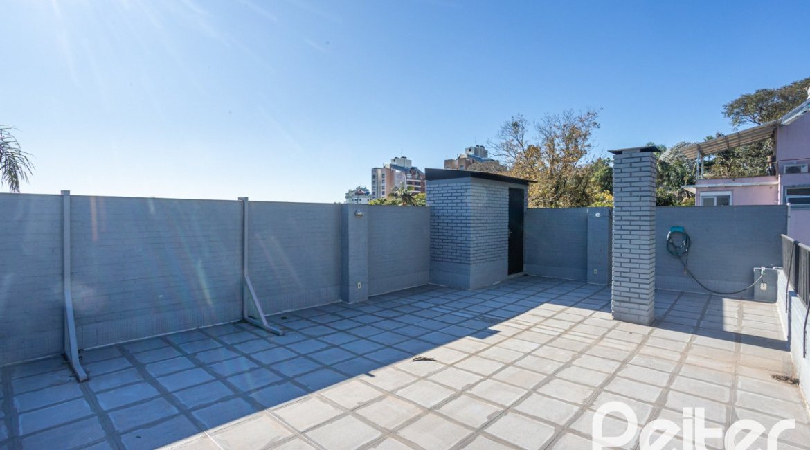 Casa à venda com 226m², 3 dormitórios, 1 suíte, 2 vagas, no bairro Tristeza em Porto Alegre