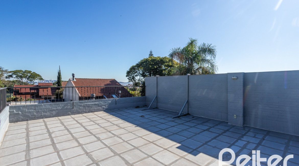 Casa à venda com 226m², 3 dormitórios, 1 suíte, 2 vagas, no bairro Tristeza em Porto Alegre