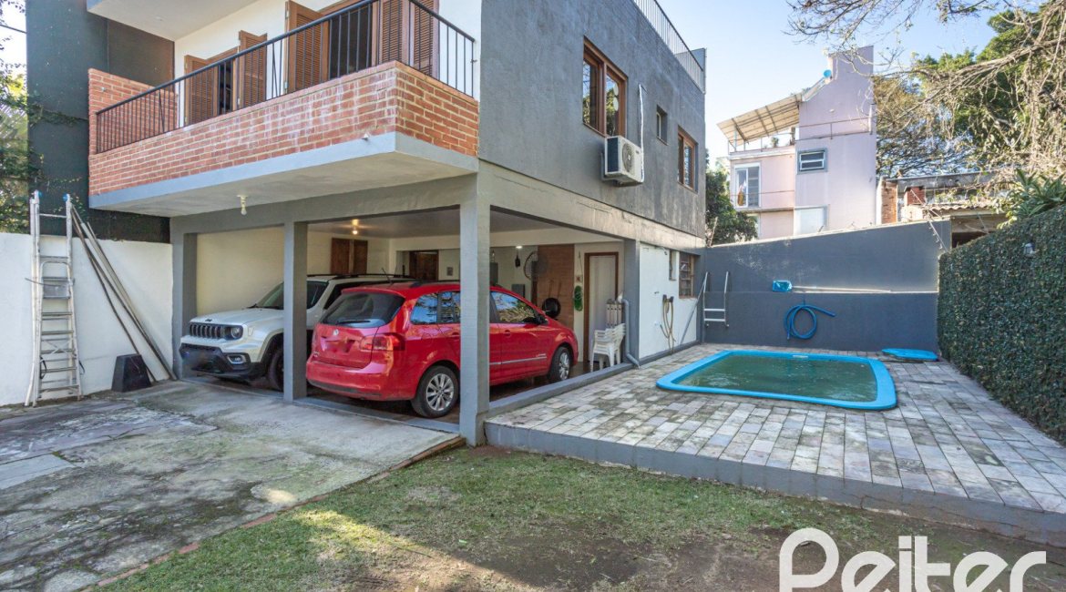 Casa à venda com 226m², 3 dormitórios, 1 suíte, 2 vagas, no bairro Tristeza em Porto Alegre