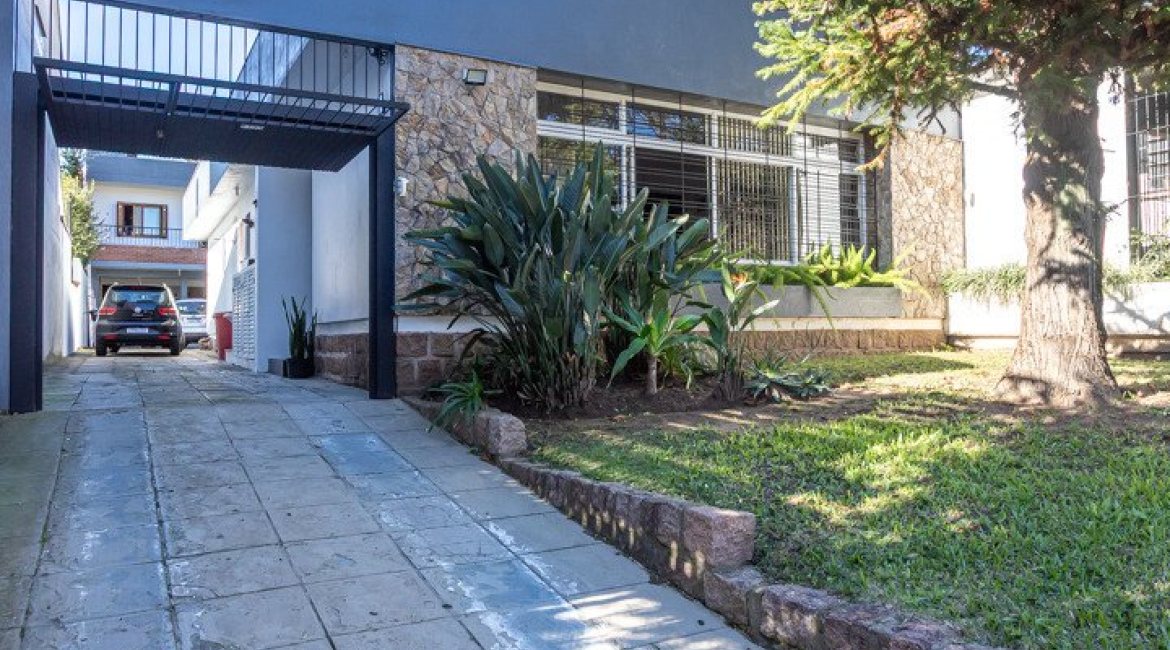 Casa à venda com 226m², 3 dormitórios, 1 suíte, 2 vagas, no bairro Tristeza em Porto Alegre