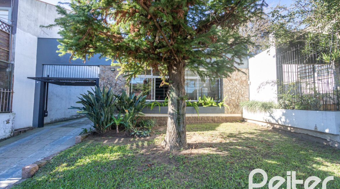 Casa à venda com 226m², 3 dormitórios, 1 suíte, 2 vagas, no bairro Tristeza em Porto Alegre