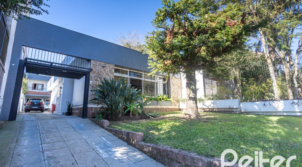 Casa à venda com 226m², 3 dormitórios, 1 suíte, 2 vagas, no bairro Tristeza em Porto Alegre