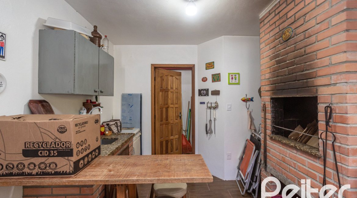 Casa à venda com 226m², 3 dormitórios, 1 suíte, 2 vagas, no bairro Tristeza em Porto Alegre