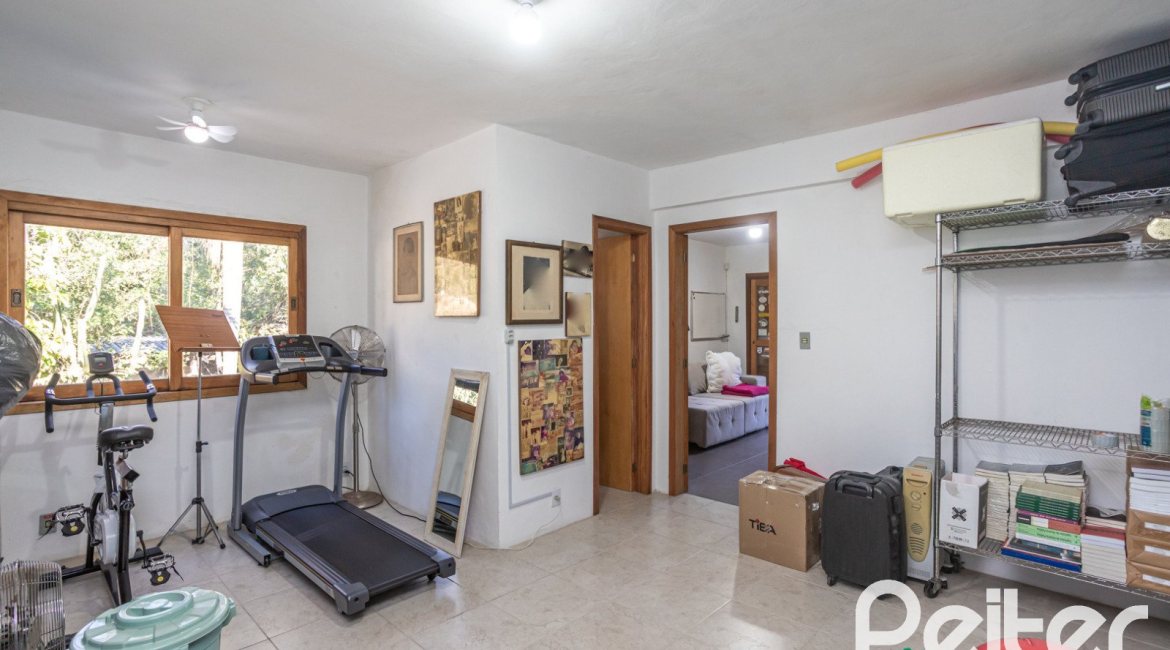 Casa à venda com 226m², 3 dormitórios, 1 suíte, 2 vagas, no bairro Tristeza em Porto Alegre