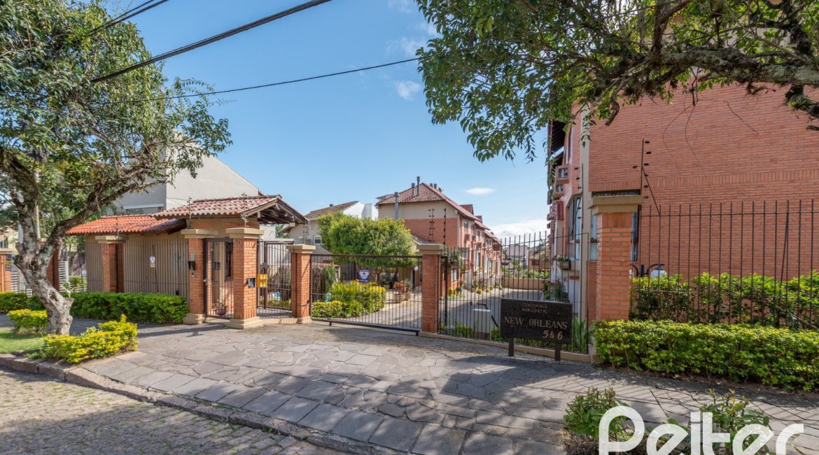 Casa em Condomínio à venda com 204m², 4 dormitórios, 1 suíte, 3 vagas, no bairro Tristeza em Porto Alegre