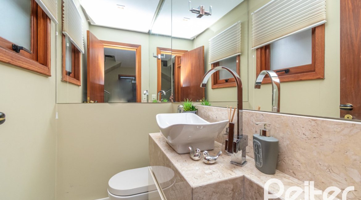 Casa em Condomínio à venda com 204m², 4 dormitórios, 1 suíte, 3 vagas, no bairro Tristeza em Porto Alegre