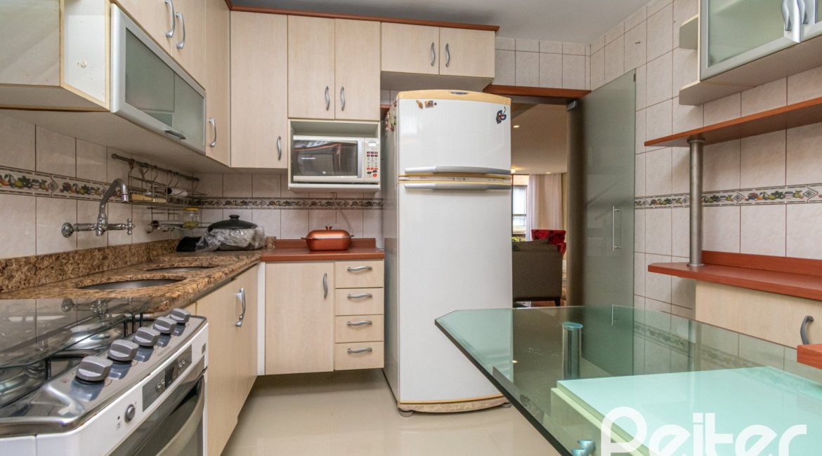 Casa em Condomínio à venda com 204m², 4 dormitórios, 1 suíte, 3 vagas, no bairro Tristeza em Porto Alegre