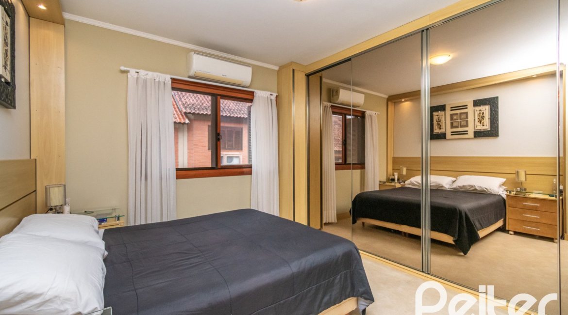 Casa em Condomínio à venda com 204m², 4 dormitórios, 1 suíte, 3 vagas, no bairro Tristeza em Porto Alegre