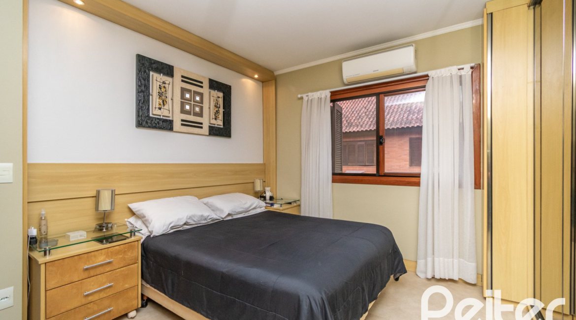 Casa em Condomínio à venda com 204m², 4 dormitórios, 1 suíte, 3 vagas, no bairro Tristeza em Porto Alegre