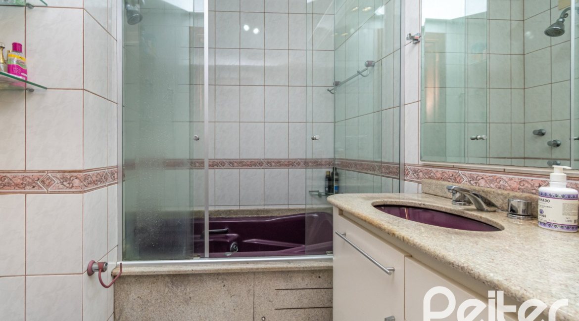 Casa em Condomínio à venda com 204m², 4 dormitórios, 1 suíte, 3 vagas, no bairro Tristeza em Porto Alegre