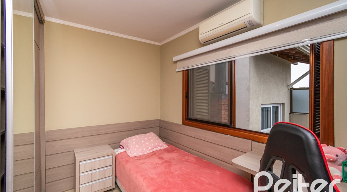 Casa em Condomínio à venda com 204m², 4 dormitórios, 1 suíte, 3 vagas, no bairro Tristeza em Porto Alegre