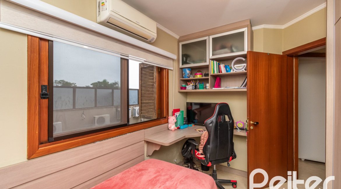 Casa em Condomínio à venda com 204m², 4 dormitórios, 1 suíte, 3 vagas, no bairro Tristeza em Porto Alegre