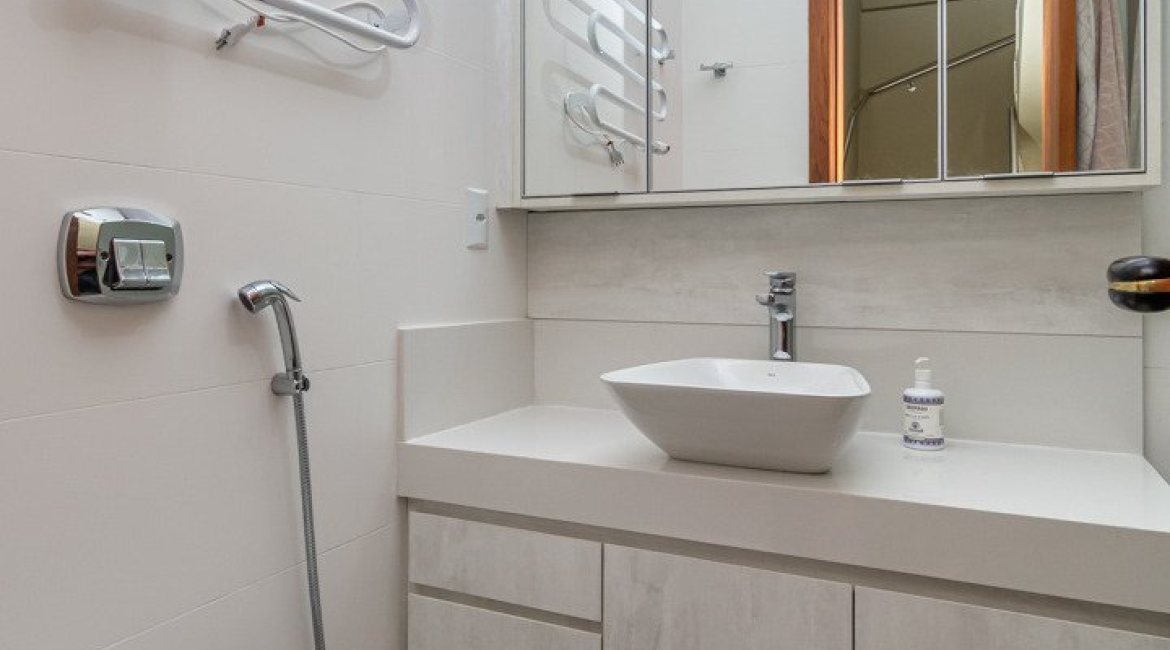 Casa em Condomínio à venda com 204m², 4 dormitórios, 1 suíte, 3 vagas, no bairro Tristeza em Porto Alegre