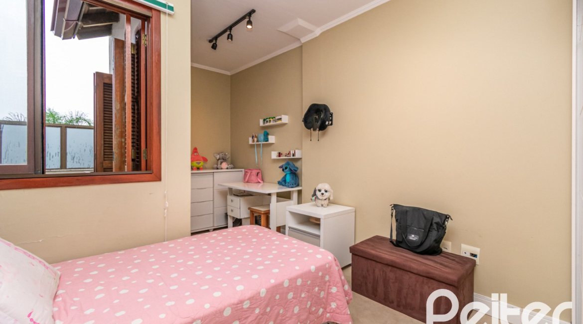 Casa em Condomínio à venda com 204m², 4 dormitórios, 1 suíte, 3 vagas, no bairro Tristeza em Porto Alegre