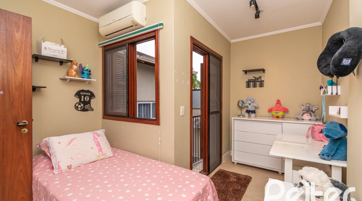 Casa em Condomínio à venda com 204m², 4 dormitórios, 1 suíte, 3 vagas, no bairro Tristeza em Porto Alegre