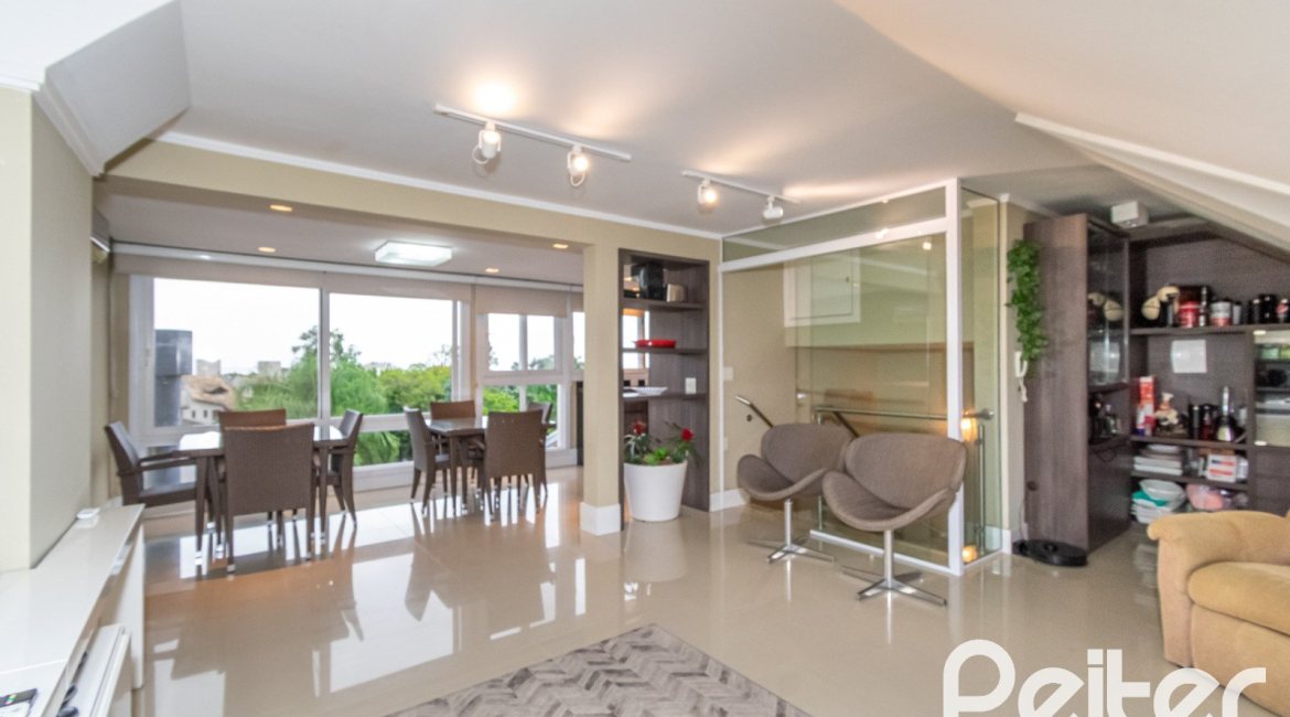 Casa em Condomínio à venda com 204m², 4 dormitórios, 1 suíte, 3 vagas, no bairro Tristeza em Porto Alegre