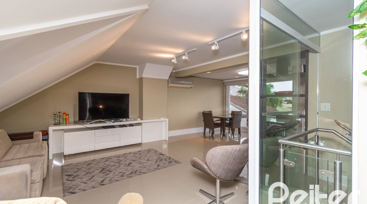 Casa em Condomínio à venda com 204m², 4 dormitórios, 1 suíte, 3 vagas, no bairro Tristeza em Porto Alegre
