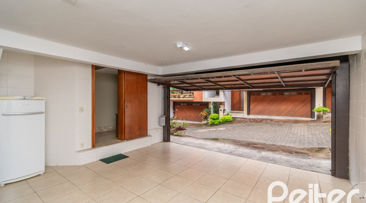Casa em Condomínio à venda com 204m², 4 dormitórios, 1 suíte, 3 vagas, no bairro Tristeza em Porto Alegre