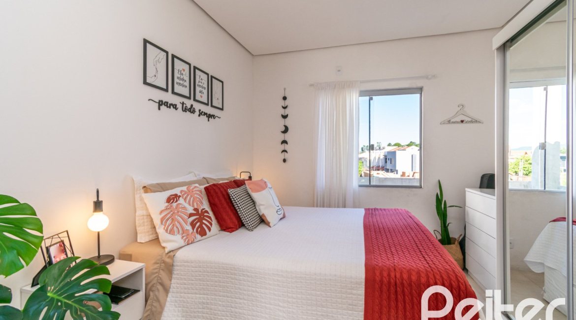 Casa à venda com 67m², 2 dormitórios, 1 vaga, no bairro Hípica em Porto Alegre