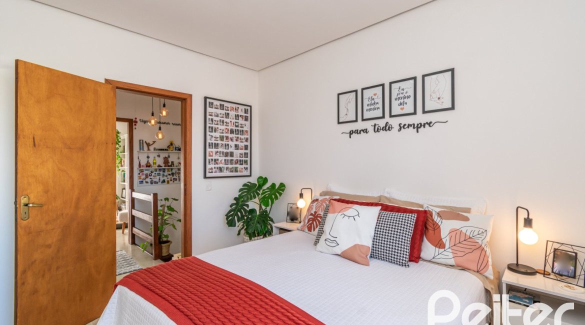 Casa à venda com 67m², 2 dormitórios, 1 vaga, no bairro Hípica em Porto Alegre