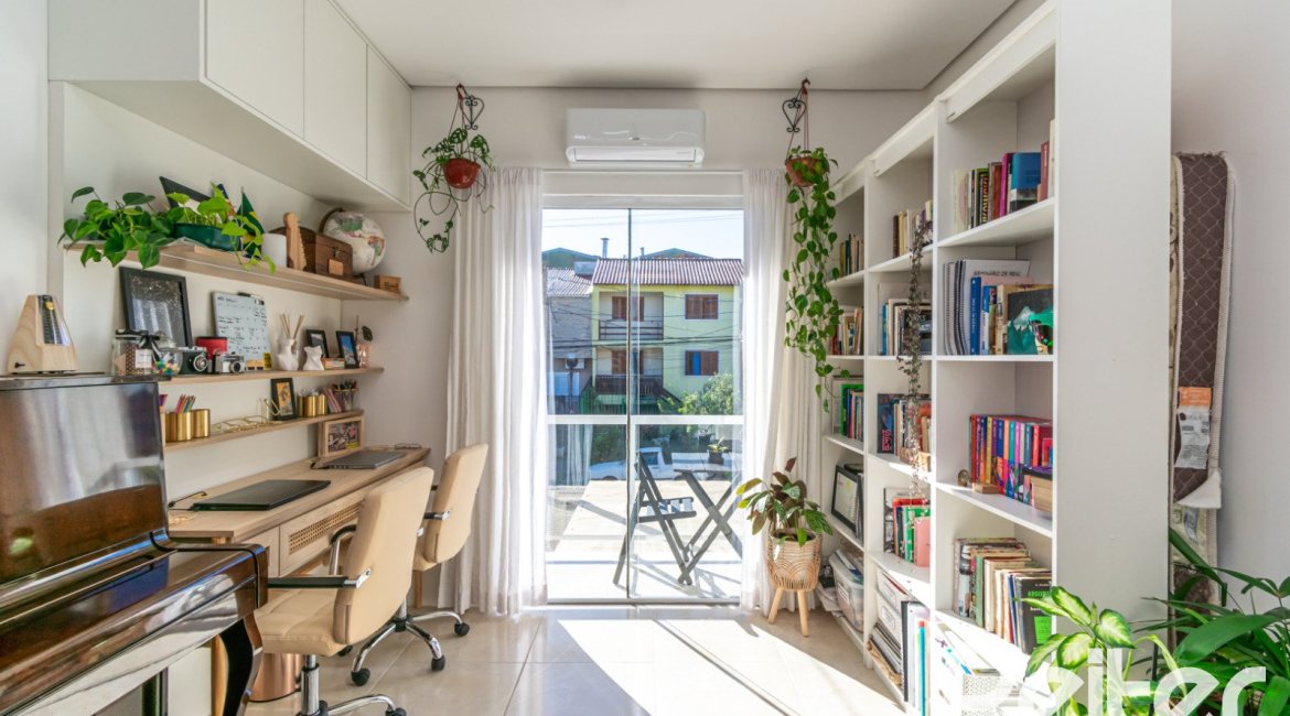 Casa à venda com 67m², 2 dormitórios, 1 vaga, no bairro Hípica em Porto Alegre