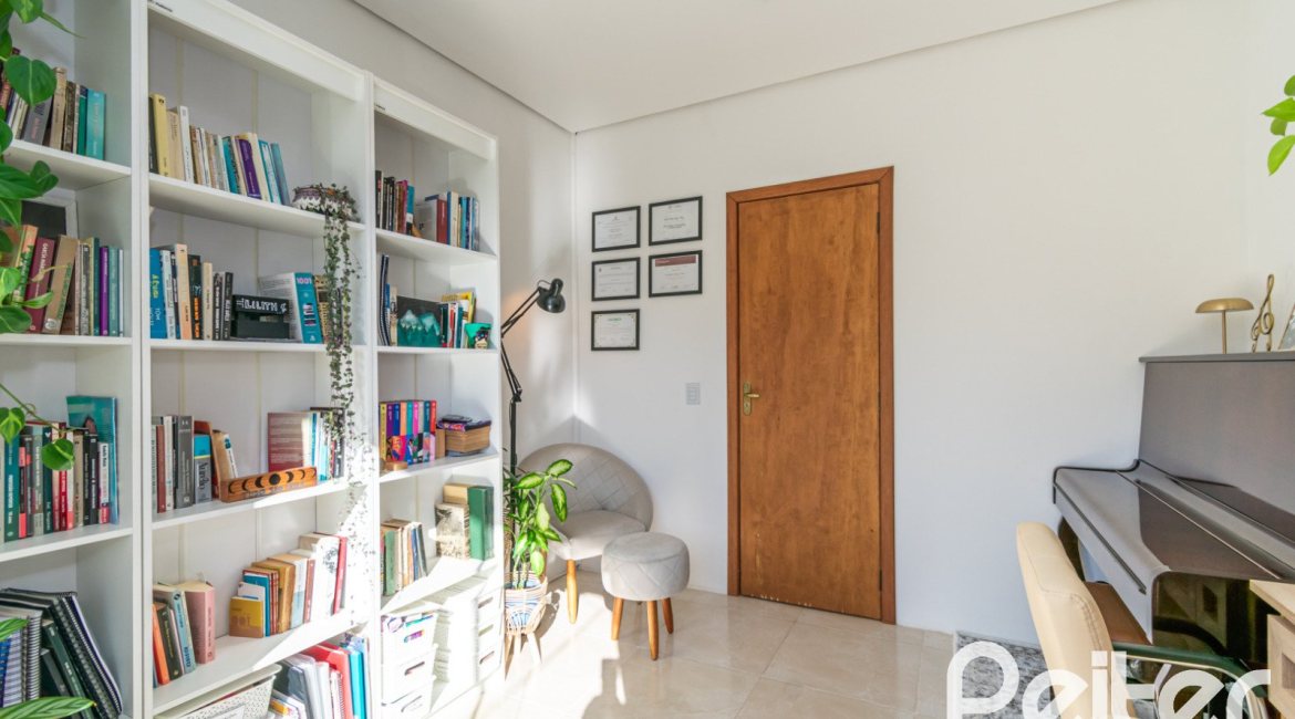 Casa à venda com 67m², 2 dormitórios, 1 vaga, no bairro Hípica em Porto Alegre
