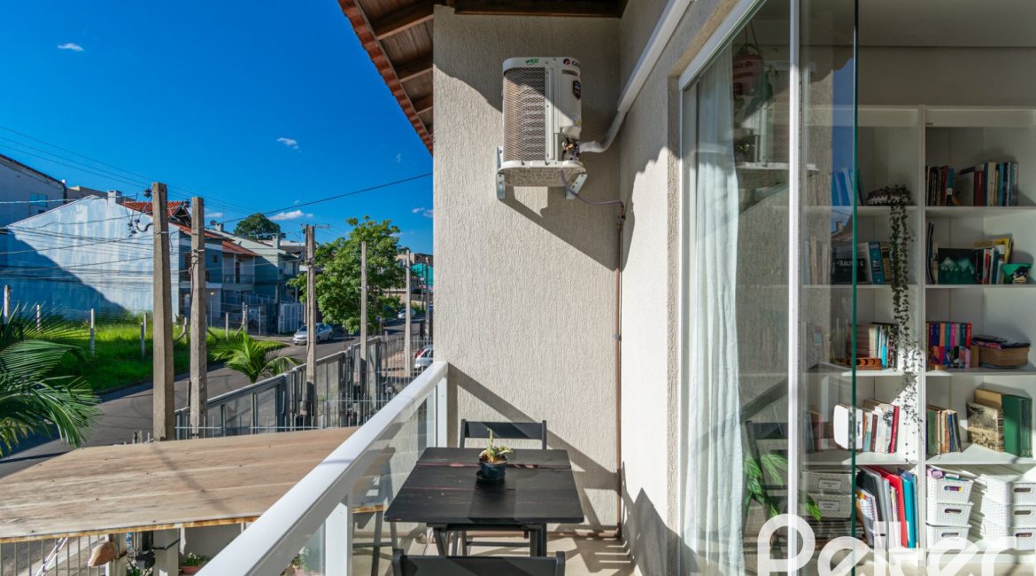 Casa à venda com 67m², 2 dormitórios, 1 vaga, no bairro Hípica em Porto Alegre