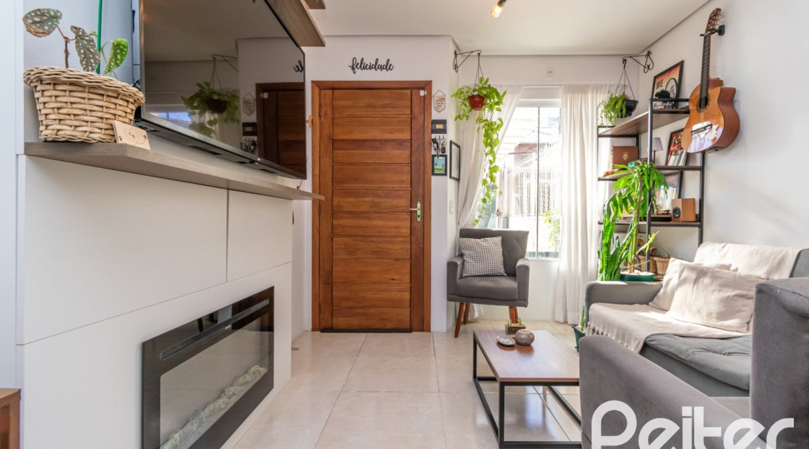 Casa à venda com 67m², 2 dormitórios, 1 vaga, no bairro Hípica em Porto Alegre