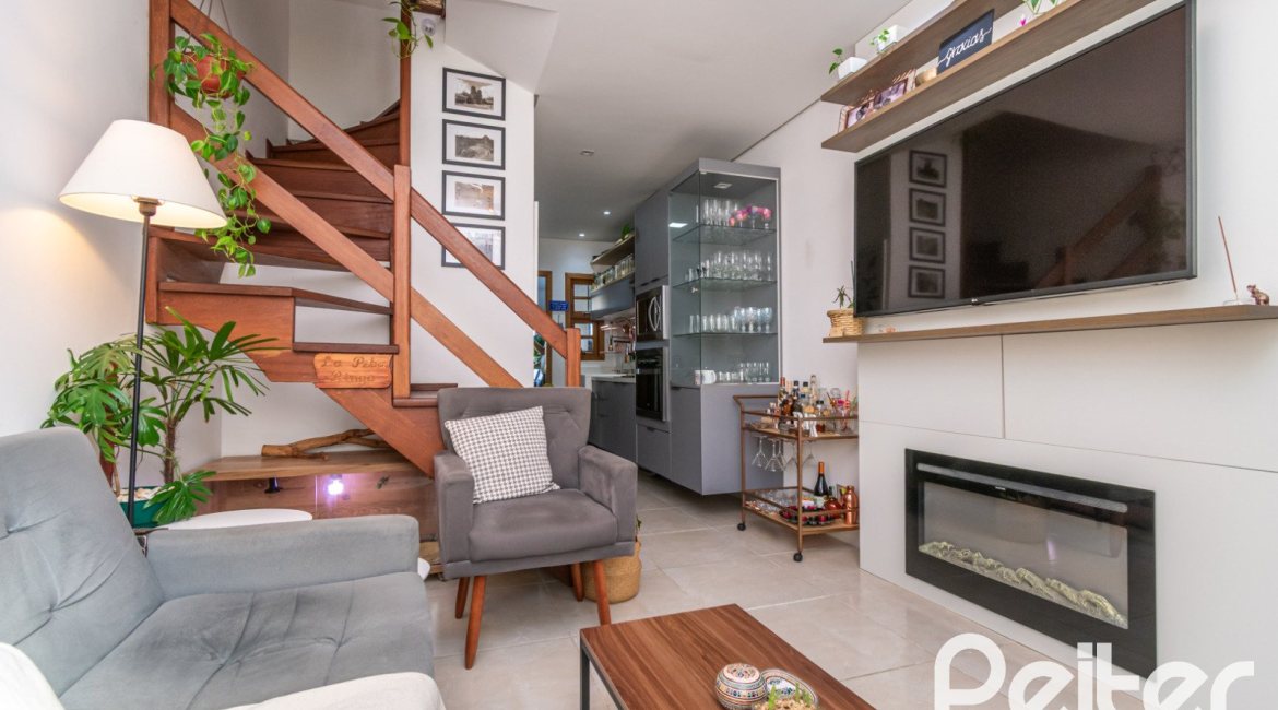 Casa à venda com 67m², 2 dormitórios, 1 vaga, no bairro Hípica em Porto Alegre