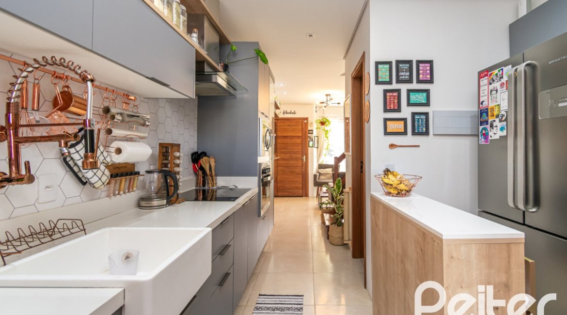 Casa à venda com 67m², 2 dormitórios, 1 vaga, no bairro Hípica em Porto Alegre